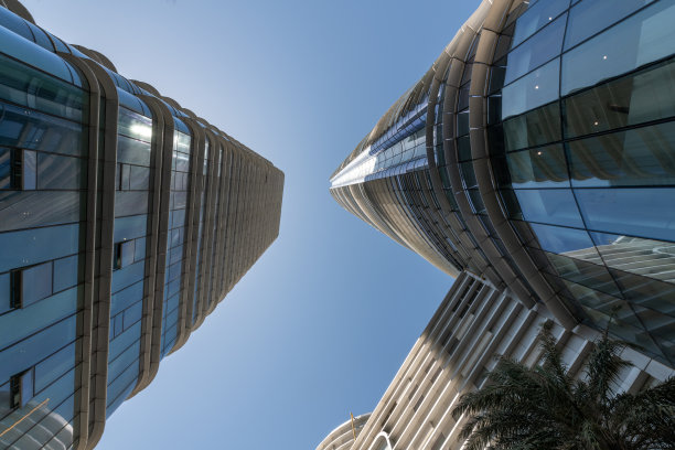 从低角度看现代建筑的玻璃外墙图片下载