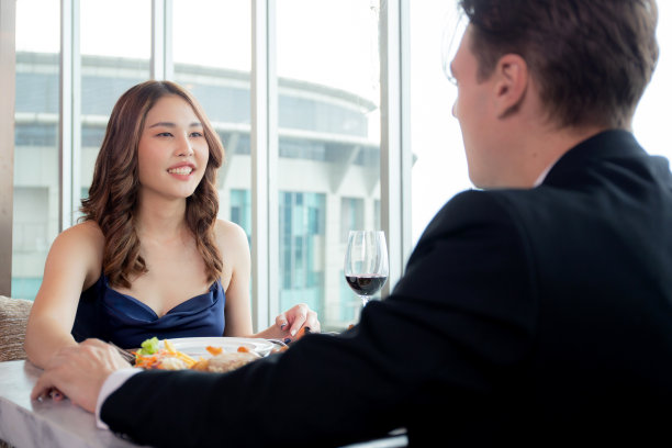 快乐的年轻情侣约会与浪漫一起在周年纪念在豪华餐厅庆祝，男人求婚女人结婚，而用餐的气氛浪漫，两个人，情人节的概念。图片下载