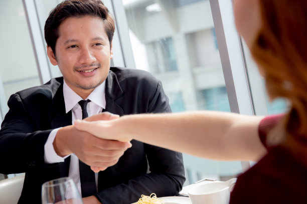 快乐的团队年轻的商务人士在聚会上庆祝成功，一起介绍朋友，在餐厅享受，友好和社会同事，认识朋友和社区概念。图片下载