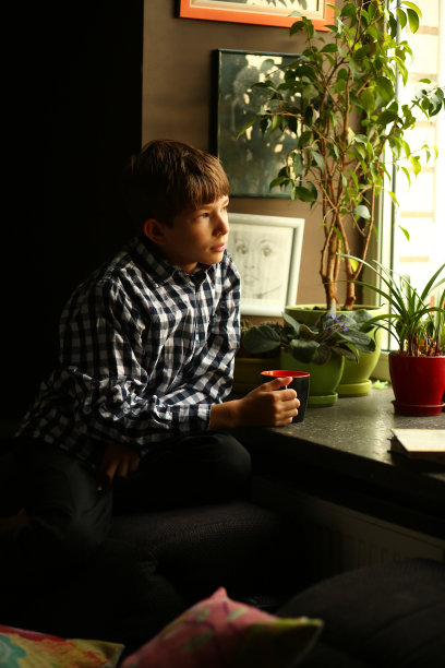 男孩在窗边做梦，看书图片下载