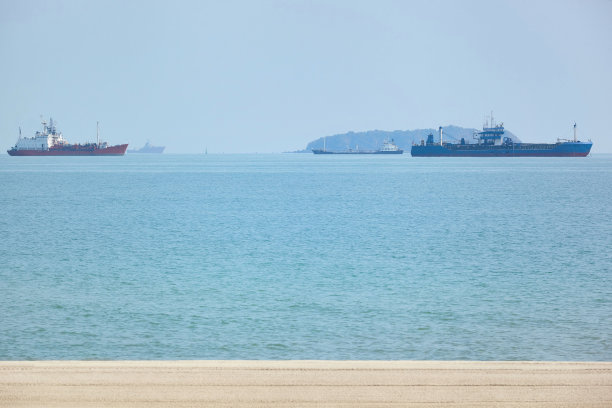 国际集装箱货船在泰国萨米拉海滩海上的物流与运输图片下载