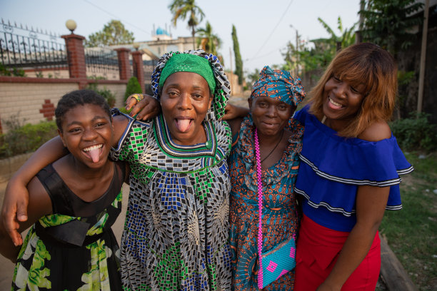 四个不同年龄的非洲女人一起笑，做鬼脸。图片下载