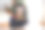 一个女孩从手工制作的圣诞花环中向外张望图片下载