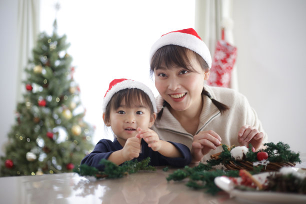 父母和孩子们在制作圣诞花环图片下载