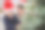 父母和孩子用圣诞树装饰图片下载