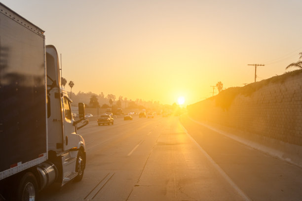 高速公路上的卡车图片下载