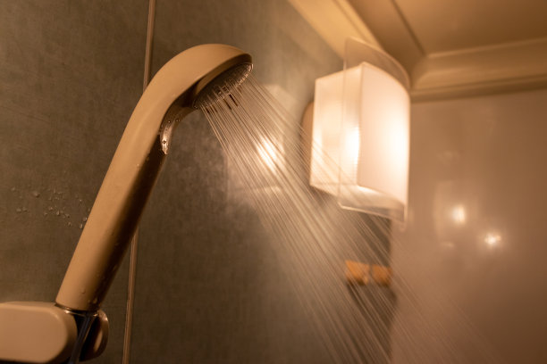 浴室里喷水的淋浴头图片下载