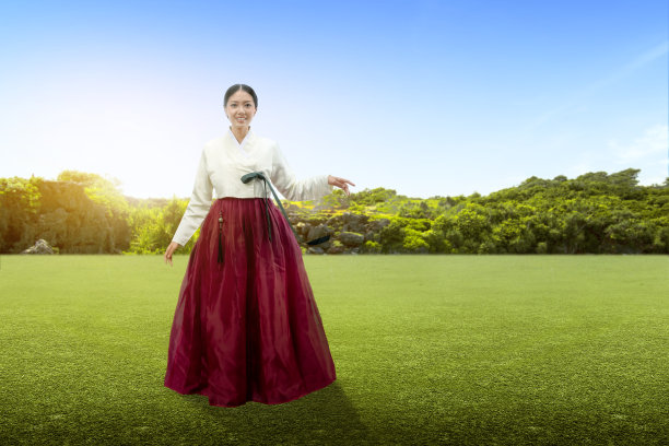 一名身穿韩服的亚洲妇女站在草地上图片下载