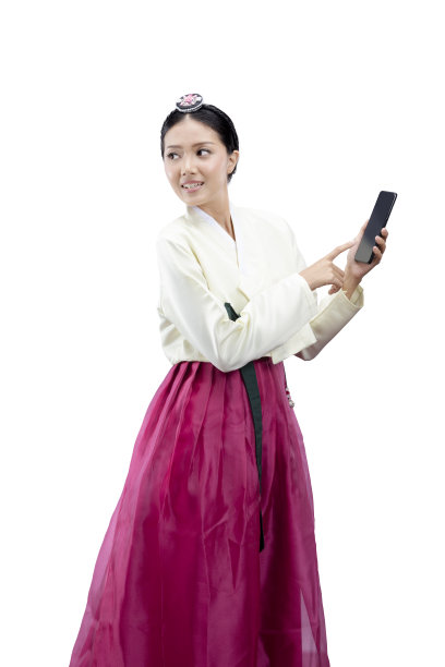 一名身穿韩服的亚洲妇女站在那里使用手机图片下载