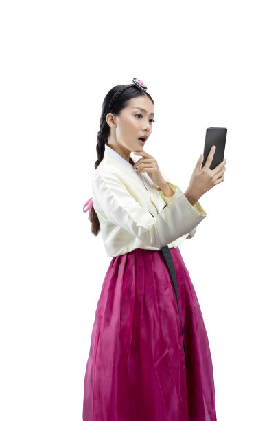 一名身穿韩服的亚洲妇女站在那里使用手机图片下载