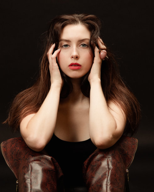 性感的女孩在黑色背景前摆姿势图片下载