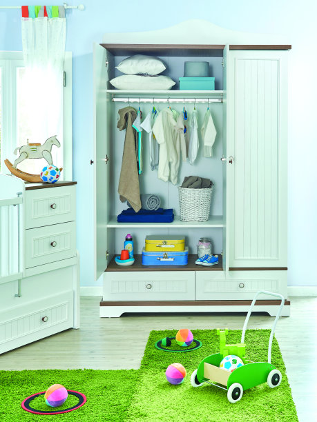 现代蓝色婴儿房风格，白色梳妆台床和游戏桌，年轻的房间。图片下载