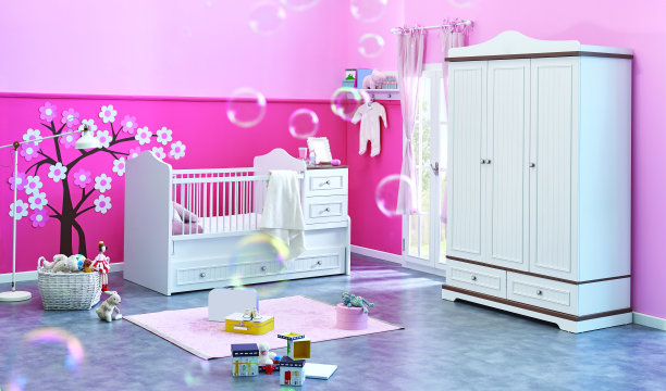 婴儿房有床和柜子，玩具，衣架，粉红色的墙背景。图片下载