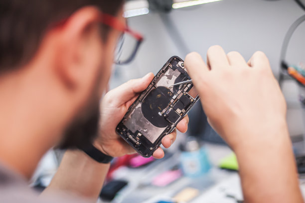 特写，显示在服务中心的手机维修过程图片下载