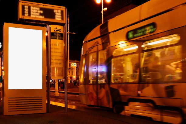 巴士站的夜景，有照明海报广告和广告牌灯箱。模型的基础。图片下载