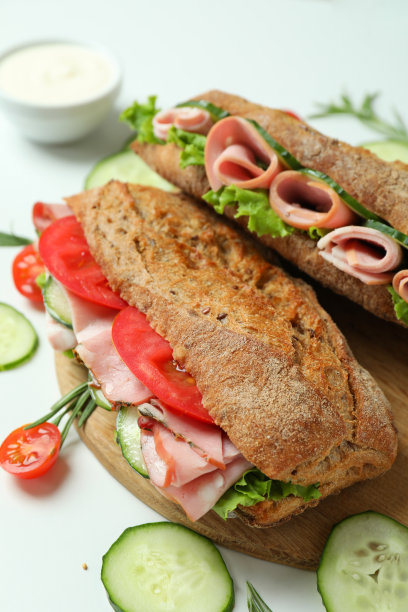白色背景的夏巴塔三明治的美味饮食概念图片下载