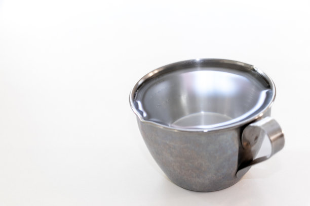 清水装在金属杯里图片下载