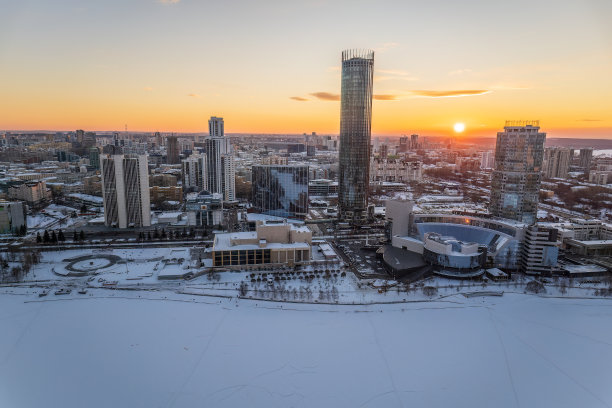 叶卡捷琳堡市有地方政府和议会大楼，剧院，伊塞特塔，叶利钦中心，冬日日落的全景。图片下载