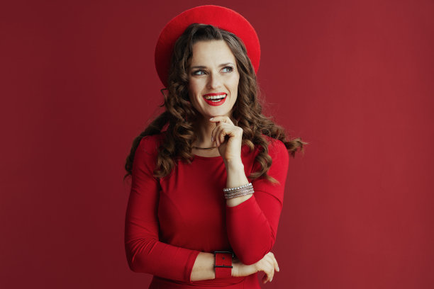 微笑的现代女性在红色连衣裙和贝雷帽图片下载