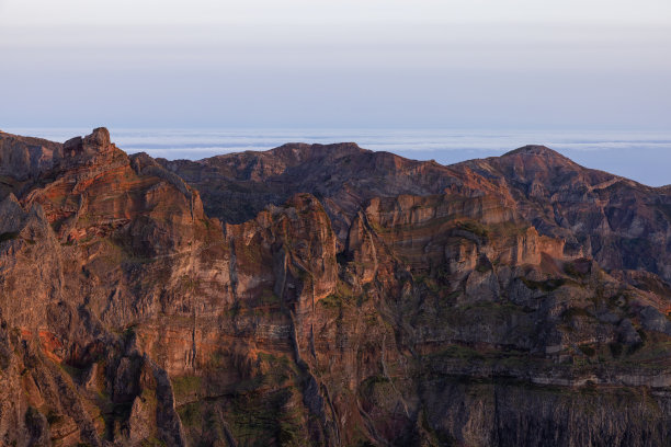 在马德拉岛艰苦跋涉到Pico Ruivo山顶后，在史诗般的日落期间，可以看到Pico do Arieiro。图片下载