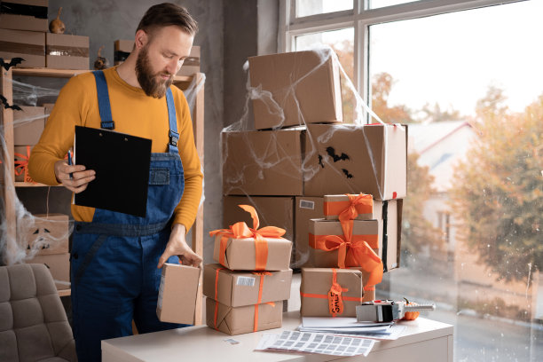 概念现代新企业家。电子商务企业业主在通过包裹邮寄产品之前，必须确认客户地址的订单清单。Helloween出售图片下载