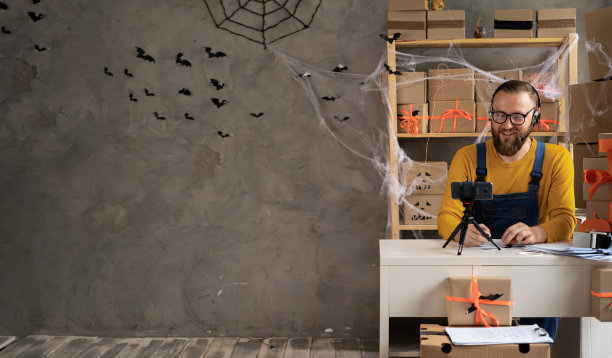 小企业主在办公室工作的盒子，万圣节销售，中小企业，电话营销和假日图片下载