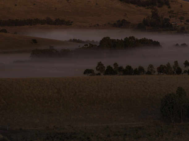 山谷中的晨雾图片下载