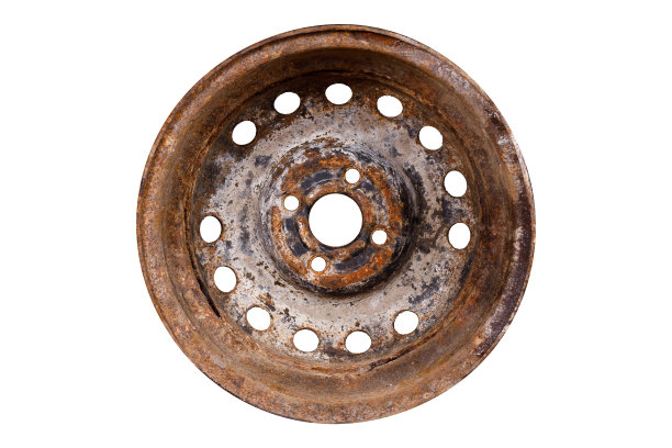 旧生锈的金属汽车边缘孤立的白色背景。侧视图图片下载