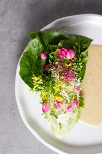 盘子里的美味佳肴图片下载