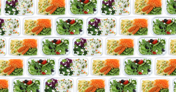 许多容器，不同的美味的食物在白色背景，俯视图。拼贴画图片下载