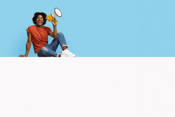 积极的非洲裔美国人坐在空板上，发表声明图片下载