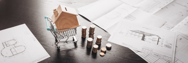 购物车的全景视图与模型的房子在它的黑色桌面。图片下载