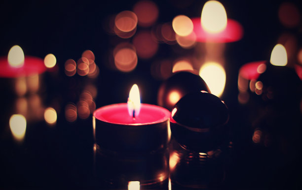 蜡烛的特写镜头在模糊的背景图片下载