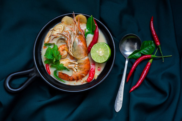 黑底上的冬阴功酸辣汤，泰国当地食物图片下载