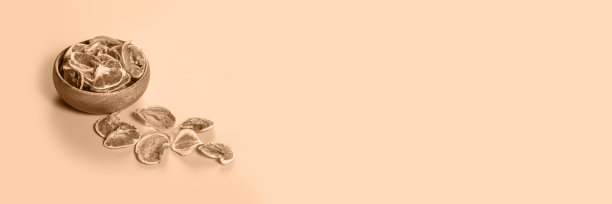 木盘里的干柠檬片。健康的营养和饮食有助于减肥。图片下载