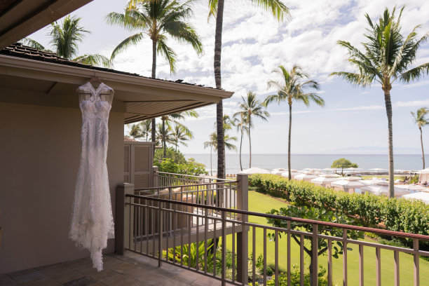 阳台上挂着婚纱图片下载