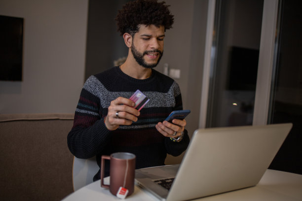 快乐的男人在网上购物图片下载