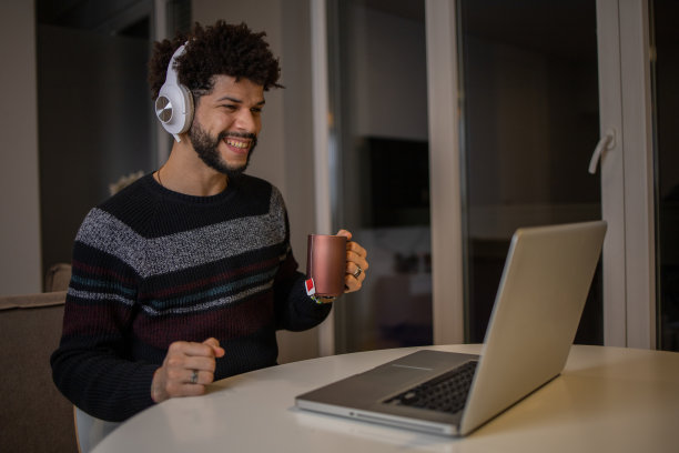 年轻人在家工作图片下载