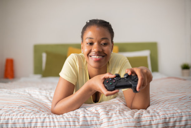 非裔美国妇女正在玩电子游戏图片下载