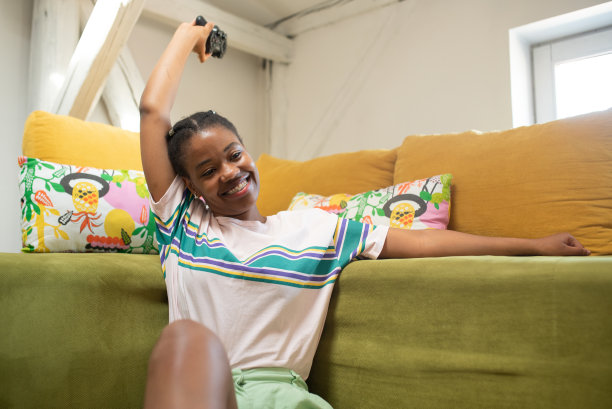 非裔美国妇女正在玩电子游戏图片下载