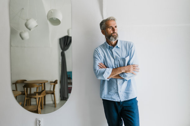 成年男子在室内戴眼镜的肖像图片下载