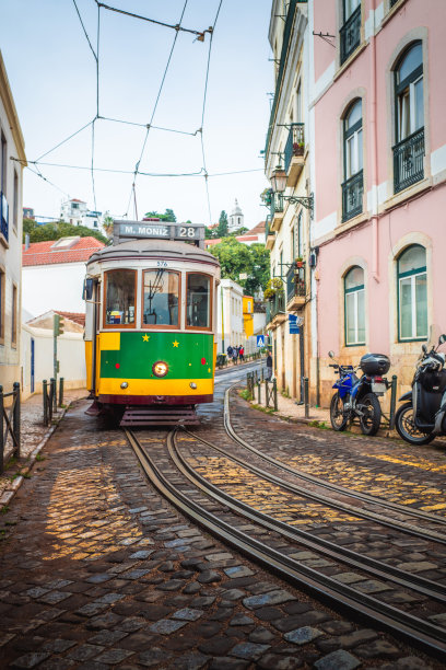 传统色彩丰富的建筑与阿祖莱霍瓷砖立面在老里斯本附近葡萄牙图片下载