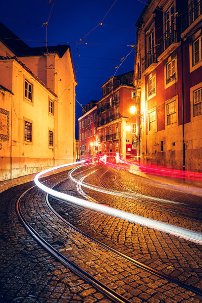 里斯本的传统老街在夜晚被电车轨道照亮。Alfama区。葡萄牙。图片下载
