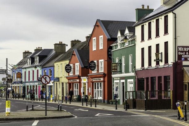 爱尔兰丁格尔半岛，丁格尔市中心一条色彩缤纷的街道。图片下载