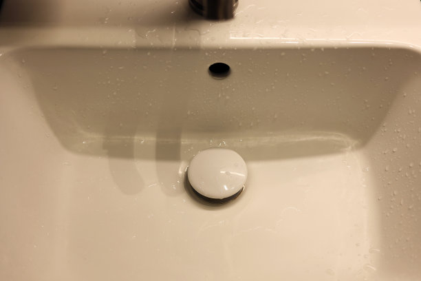 干净的白色浴室水槽图片下载