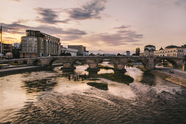 河流和一座桥在现代城市的日落图片下载