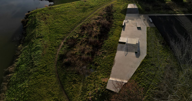 为滚轴运动设计了混凝土水泥地面滑板公园，设有混凝土滑板障碍物。除了自由式自行车外，不允许骑自行车。冬日清晨的日出，高高在上图片下载