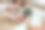 男子切萝卜做三明治的小菜特写图片下载