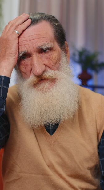 年长的男人在家里遭受不公平的处境问题，分手，抑郁，感觉不好，精疲力竭图片下载