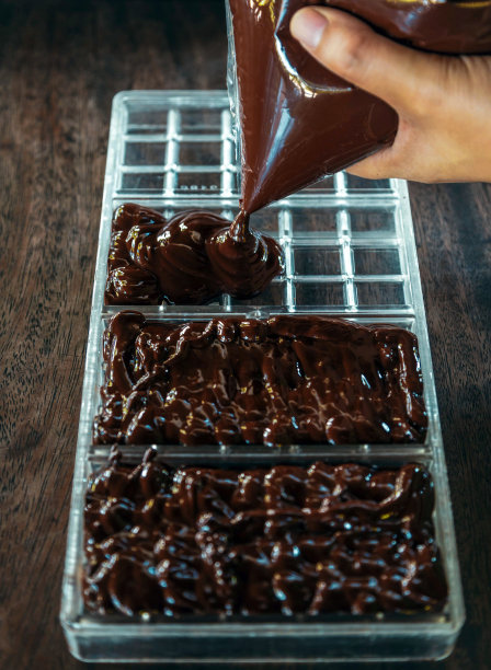近距离的手工厨师自制巧克力棒，自制食物图片下载